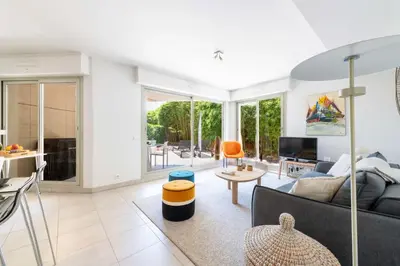 Coin salon dans l'établissement 1-Br Garden Apartment with Pool Peaceful Private Parking