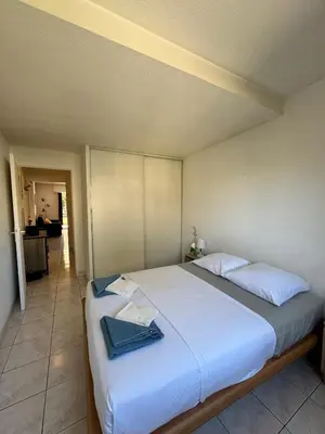 Un ou plusieurs lits dans un hébergement de l'établissement Charmant 2pcs - parking - piscine