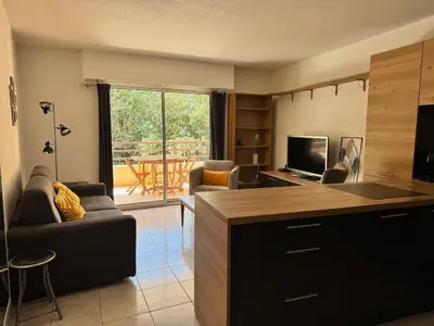 Cuisine ou kitchenette dans l'établissement Charmant 2pcs - parking - piscine