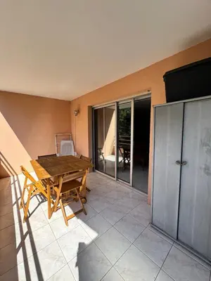 Balcon ou terrasse dans l'établissement Charmant 2pcs - parking - piscine