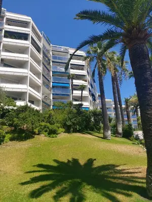 Jardin de l'établissement Studio Cannes beautiful sea view