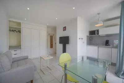 Cuisine ou kitchenette dans l'établissement Tine -Croisette-150M Plage- VCA