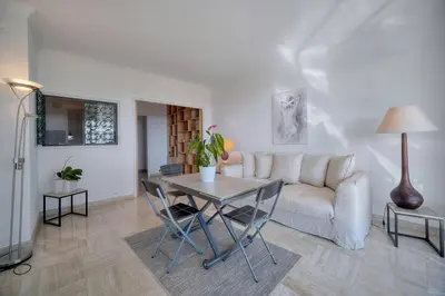 Coin salon dans l'établissement Immogroom - 1 Bedroom - Sea view- AC