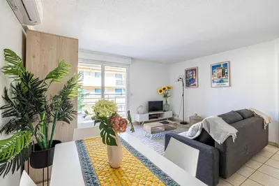 Coin salon dans l'établissement Bright One bedroom Apt with Parking and Terrace