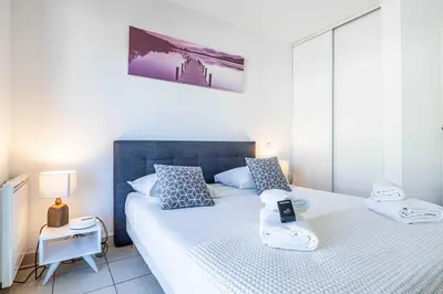 Un ou plusieurs lits dans un hébergement de l'établissement Bright One bedroom Apt with Parking and Terrace