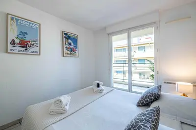 Un ou plusieurs lits dans un hébergement de l'établissement Bright One bedroom Apt with Parking and Terrace