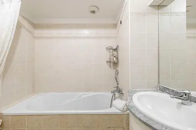 Salle de bains dans l'établissement Bright One bedroom Apt with Parking and Terrace