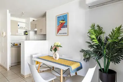 Cuisine ou kitchenette dans l'établissement Bright One bedroom Apt with Parking and Terrace