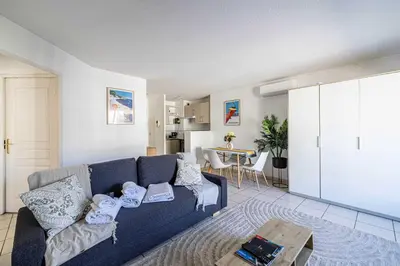 Coin salon dans l'établissement Bright One bedroom Apt with Parking and Terrace