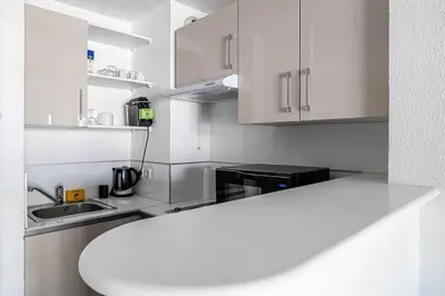 Cuisine ou kitchenette dans l'établissement Bright One bedroom Apt with Parking and Terrace