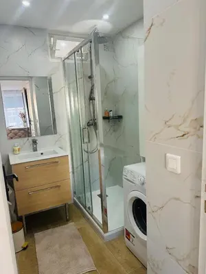 Salle de bains dans l'établissement F3 plein centre Juan les pins
