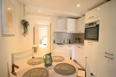 Cuisine ou kitchenette dans l'établissement New! Beach Escape in Old Antibes