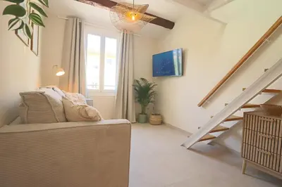 Télévision ou salle de divertissement dans l'établissement New! Beach Escape in Old Antibes