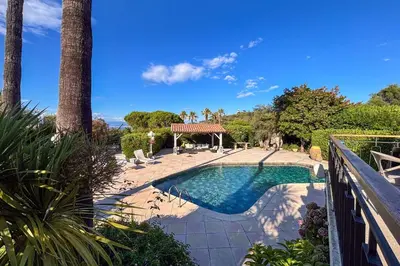 Piscine de l'établissement Azure Villa 14 Guests - Heart of Cap d’Antibes ou située à proximité