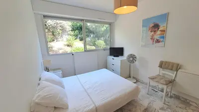 Un ou plusieurs lits dans un hébergement de l'établissement Beau studio centre Cannes Maréchal Juin