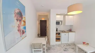 Cuisine ou kitchenette dans l'établissement Beau studio centre Cannes Maréchal Juin