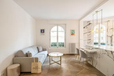 Coin salon dans l'établissement LE PASTEUR pour tout confort en plein cœur de Cannes