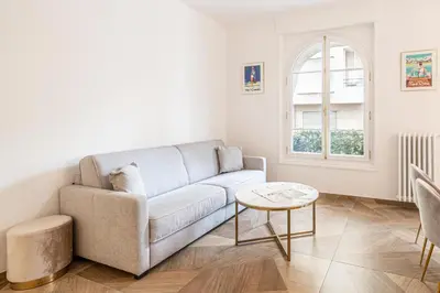 Coin salon dans l'établissement LE PASTEUR pour tout confort en plein cœur de Cannes