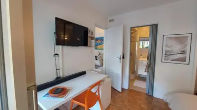 Télévision ou salle de divertissement dans l'établissement T2 cosy à Antibes