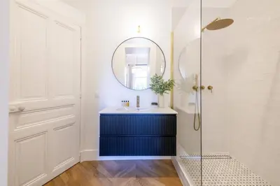 Salle de bains dans l'établissement LB Vacation Rentals I Luxurious 1BR with parking & terrace