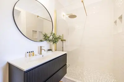 Salle de bains dans l'établissement LB Vacation Rentals I Luxurious 1BR with parking & terrace