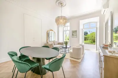 Coin salon dans l'établissement LB Vacation Rentals I Luxurious 1BR with parking & terrace