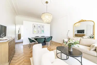 Télévision ou salle de divertissement dans l'établissement LB Vacation Rentals I Luxurious 1BR with parking & terrace