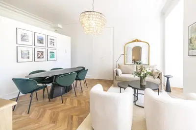 Coin salon dans l'établissement LB Vacation Rentals I Luxurious 1BR with parking & terrace