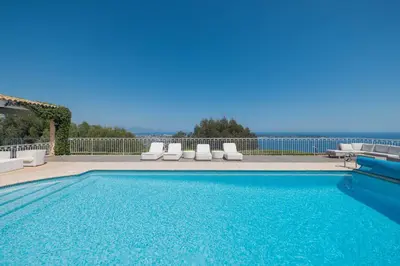Piscine de l'établissement REF 2183 - Cannes - Sea view villa for rent ou située à proximité