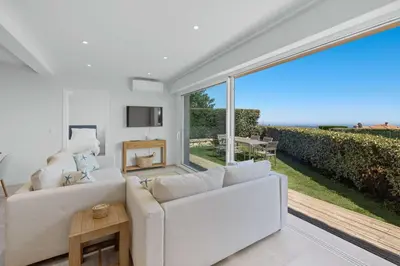 Télévision ou salle de divertissement dans l'établissement REF 2183 - Cannes - Sea view villa for rent