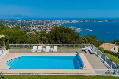 Piscine de l'établissement REF 2183 - Cannes - Sea view villa for rent ou située à proximité