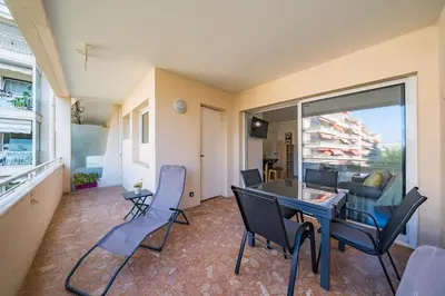 Coin salon dans l'établissement Studio rénové avec grande terrasse - Climatisation - Aperçu mer