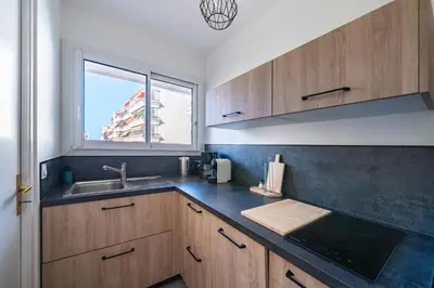 Cuisine ou kitchenette dans l'établissement Studio rénové avec grande terrasse - Climatisation - Aperçu mer