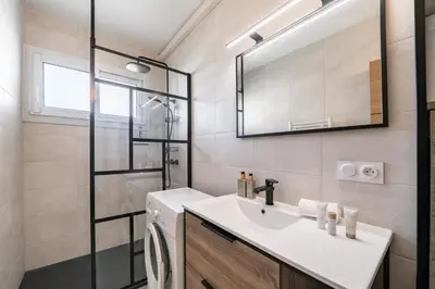 Salle de bains dans l'établissement Studio rénové avec grande terrasse - Climatisation - Aperçu mer