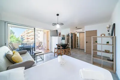 Télévision ou salle de divertissement dans l'établissement Studio rénové avec grande terrasse - Climatisation - Aperçu mer