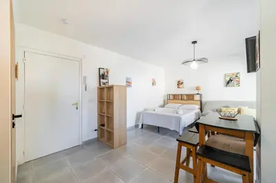 Un ou plusieurs lits dans un hébergement de l'établissement Studio rénové avec grande terrasse - Climatisation - Aperçu mer