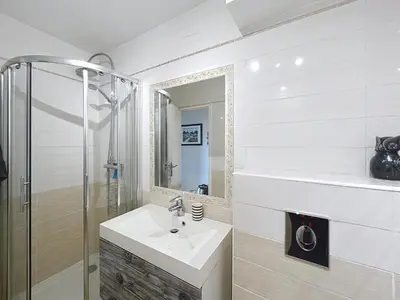 Salle de bains dans l'établissement Les Pins Bleus