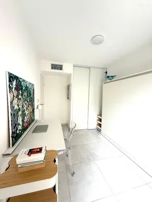 Télévision ou salle de divertissement dans l'établissement Jardin Marenda - 2 Bedroom Flat with Idyllic Garden in Antibes Old Town - Stay In Antibes