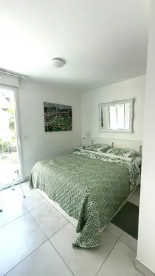 Un ou plusieurs lits dans un hébergement de l'établissement Jardin Marenda - 2 Bedroom Flat with Idyllic Garden in Antibes Old Town - Stay In Antibes