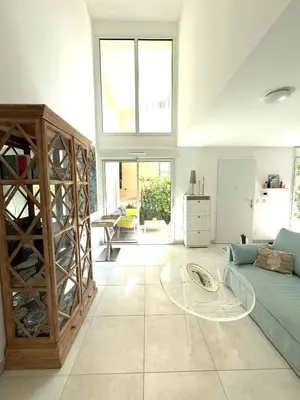 Coin salon dans l'établissement Jardin Marenda - 2 Bedroom Flat with Idyllic Garden in Antibes Old Town - Stay In Antibes