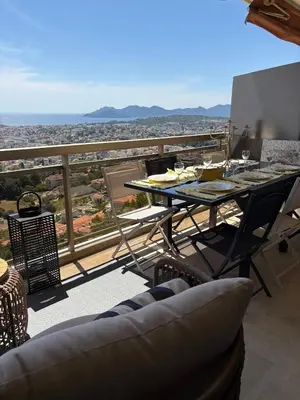 Balcon ou terrasse dans l'établissement Stunning 3-Room with Panoramic Views Over Cannes