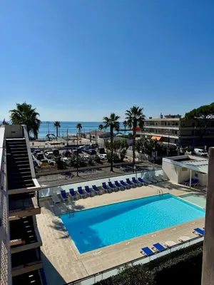 Piscine de l'établissement 2 pièces Bord de mer - Parking-Clim-Piscine ou située à proximité