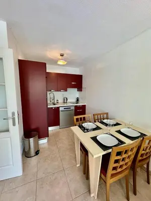 Cuisine ou kitchenette dans l'établissement 2 pièces Bord de mer - Parking-Clim-Piscine