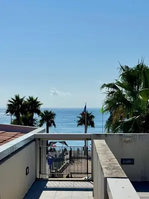 Vue générale sur la mer ou vue sur la mer prise depuis l'appartement