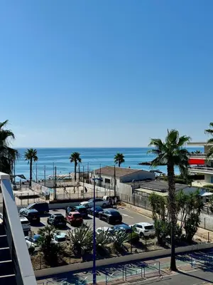 Vue générale sur la mer ou vue sur la mer prise depuis l'appartement