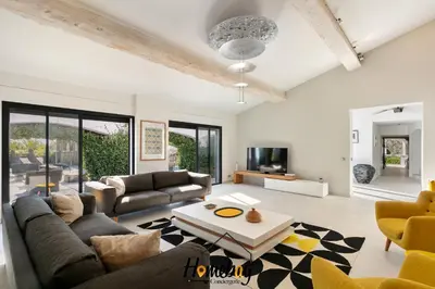 Télévision ou salle de divertissement dans l'établissement Villa Rose Pool Sea View Super Cannes
