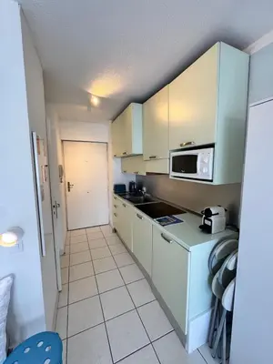 Cuisine ou kitchenette dans l'établissement Studio front de mer - Accès direct plage - Parking