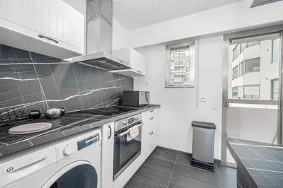 Cuisine ou kitchenette dans l'établissement One-bedroom apartment in Juan-les-Pins