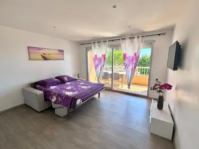 Un ou plusieurs lits dans un hébergement de l'établissement Grand studio climatisé, piscine, plage 5mn, parking gratuit