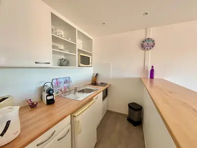 Cuisine ou kitchenette dans l'établissement Grand studio climatisé, piscine, plage 5mn, parking gratuit